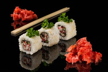 Beyaz Tokmaklar, suşi ve zencefil üzerinde siyah akrilik ahşap sopa