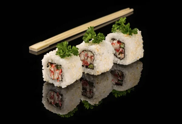Batidores y palos blancos para sushi en acrílico negro —  Fotos de Stock