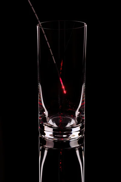 La sonde brillante dans un verre sur fond noir — Photo