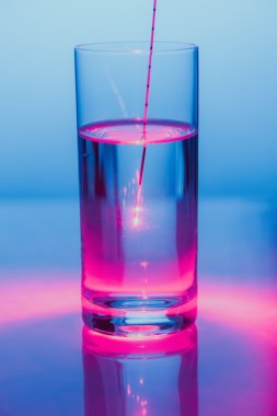 Cam bir sonda ucunda parlayan kaynak