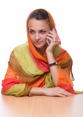 Parlak bir çok renkli şal güzel kadın cep telefonu elinde tutan