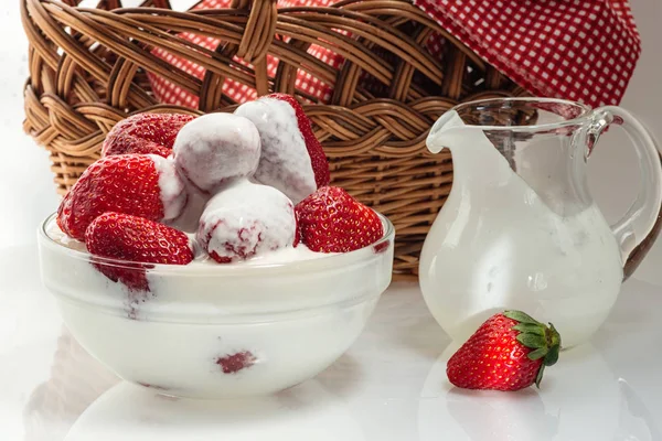 Matura fragole in una tazza con crema di latte — Foto Stock