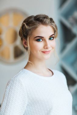 Güzel Genç Kadın Kameraya Bakıyor 