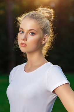 Güzel Genç Kadın Kameraya Bakıyor 