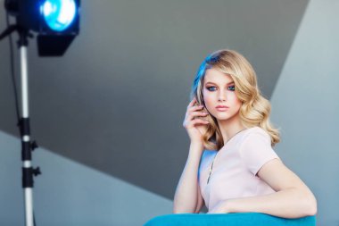 Stüdyo çekim zarif genç kadının poz