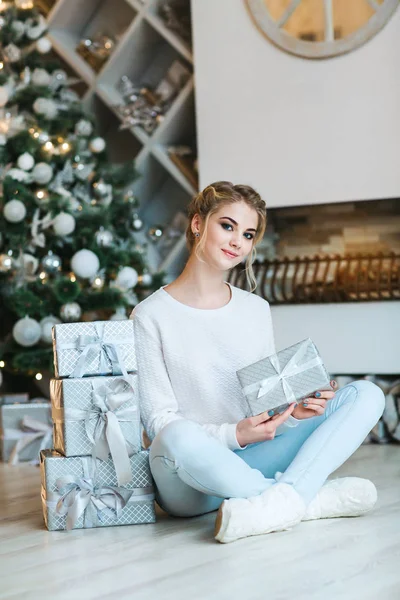 Bella Giovane Donna Con Regali Natale — Foto Stock