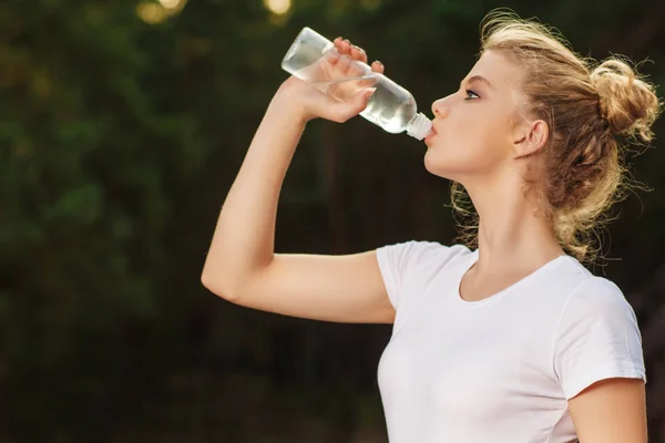 Jovem Mulher Bebendo Água Livre — Fotografia de Stock