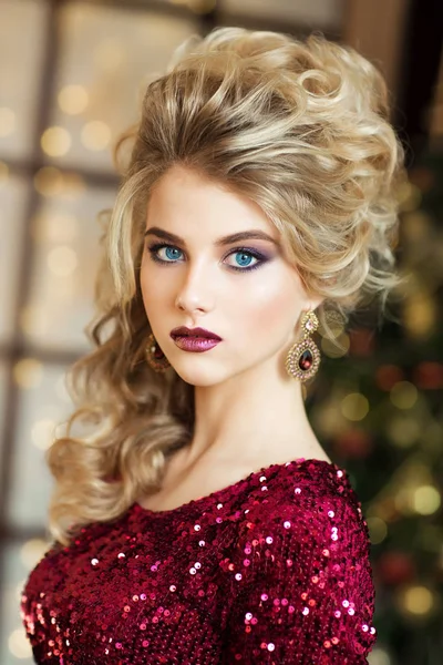 Retrato Una Hermosa Mujer Joven Con Peinado Hermoso Maquillaje —  Fotos de Stock