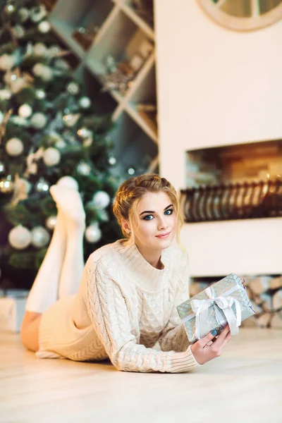 Beautiful Young Woman Christmas Gift — Stock Photo, Image