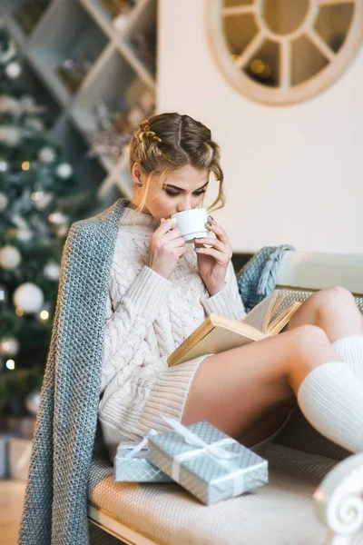 Atractiva Joven Leyendo Libro Tomando Café — Foto de Stock