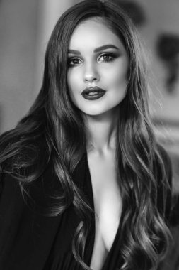 Stüdyoda poz veren güzel genç bir kadın.