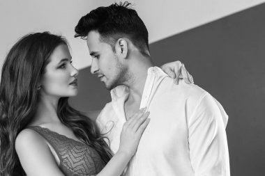 Studio sarılma genç güzel Çift