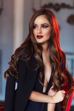 Stüdyoda poz veren güzel genç bir kadın.