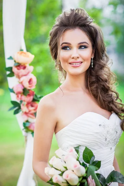Schöne Junge Braut Mit Blumen Posiert Freien — Stockfoto