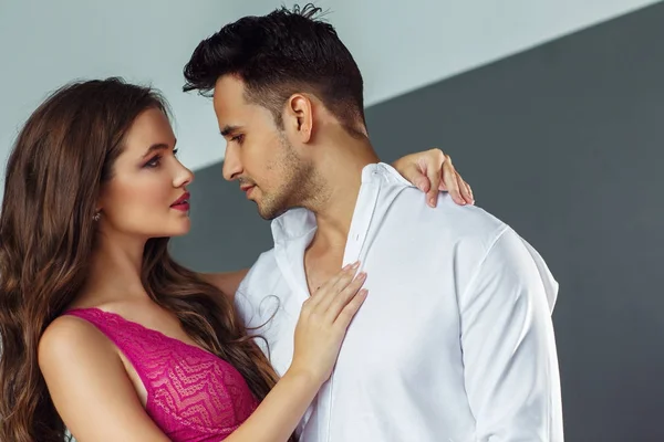 Beautiful Young Couple Posing Studio — Stock Photo, Image