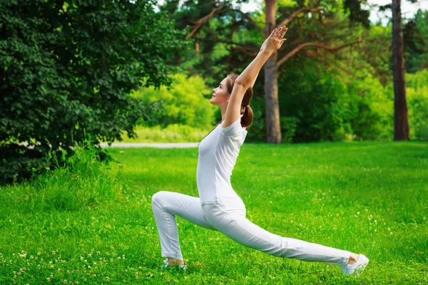 Güzel Genç Bayan Dışarıda Yoga Yapıyor — Stok fotoğraf