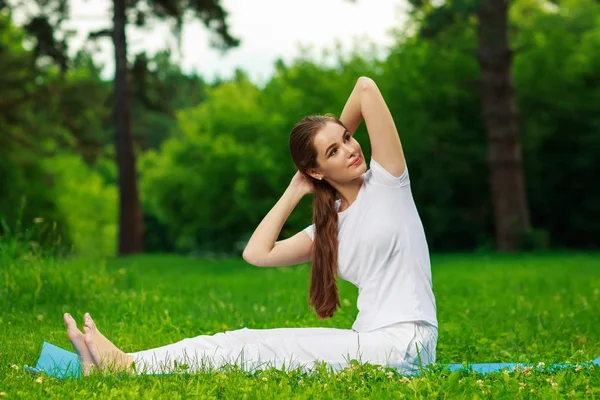 Beautiful Young Woman Doing Yoga Exercise Outdoors — Stock Photo, Image