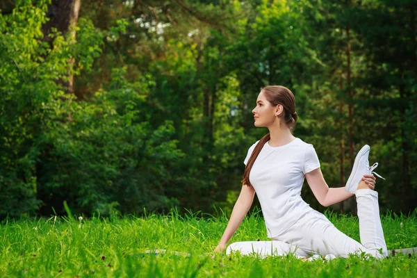 Beautiful Young Woman Doing Yoga Exercise Outdoors — Stock Photo, Image