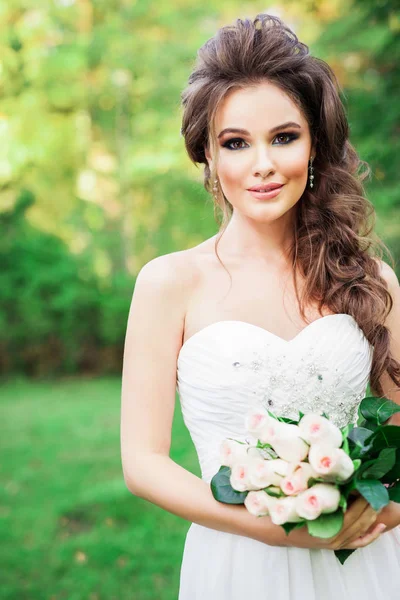 Schöne Junge Braut Mit Blumen Posiert Freien — Stockfoto