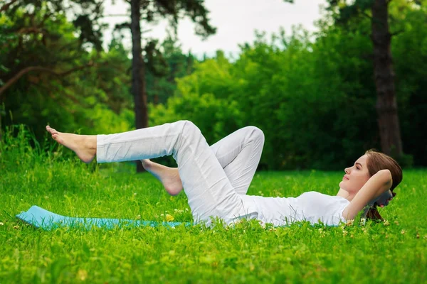 Beautiful Young Woman Doing Yoga Exercise Outdoors — Stock Photo, Image