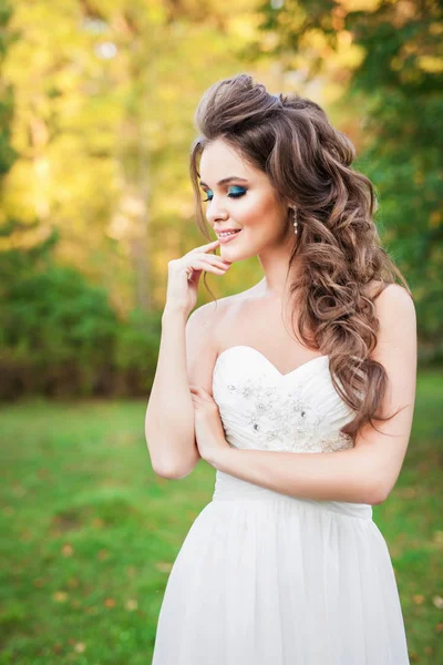 Gyönyörű Fiatal Menyasszony Pózol Szabadban — Stock Fotó