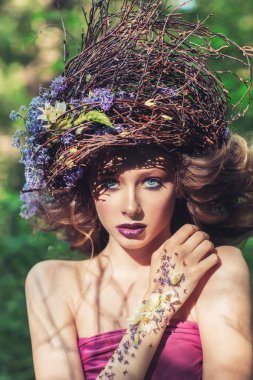 genç güzel kadın giyiyor çelenk