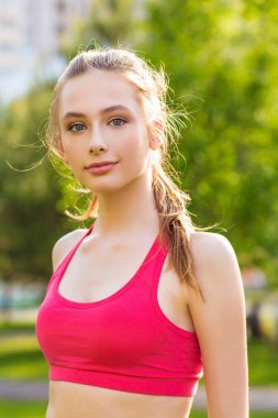 genç güzel sportif kadın Park