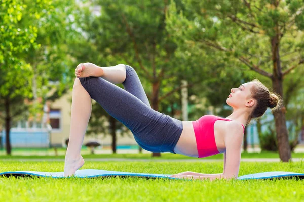 Belle Jeune Femme Faisant Exercice Yoga Plein Air — Photo