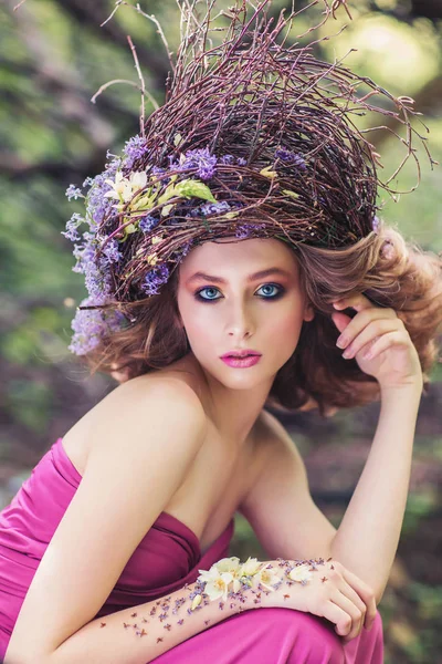 年轻美丽的妇女佩带的花圈 — 图库照片