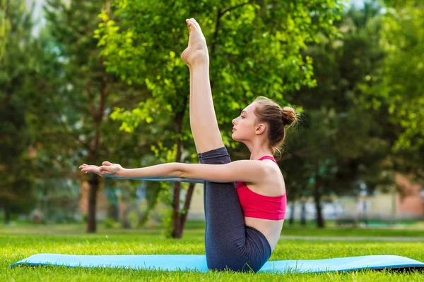 Güzel Genç Bayan Dışarıda Yoga Yapıyor — Stok fotoğraf