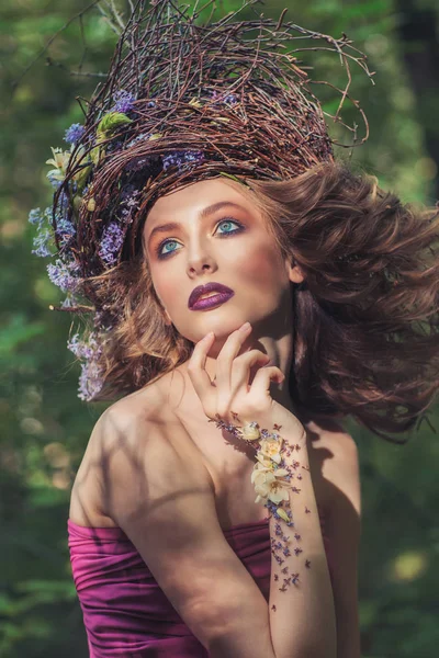 若くてきれいな女性の身に着けている花輪 — ストック写真