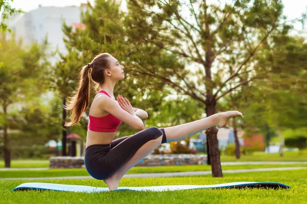 Park Yoga Yapan Genç Bir Kadın — Stok fotoğraf