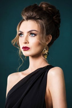 güzel saç modeli yeşil duvar arka plan üzerinde zarif siyah elbiseli kadınla