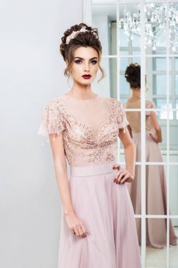 moda saç ayna yakınındaki güzel elbiseli kadınla portresi