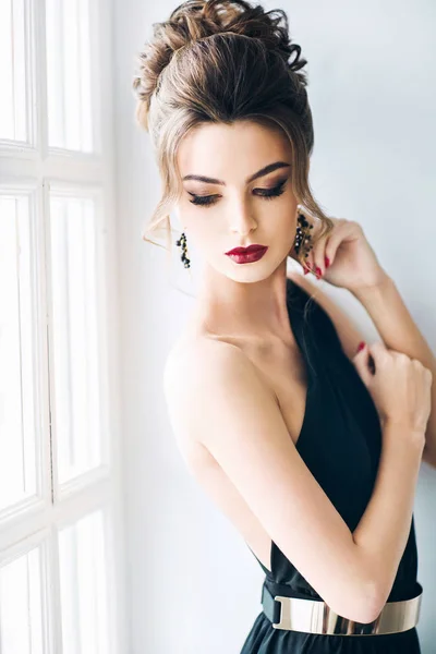 Mulher Bonita Com Penteado Vestido Preto Elegante Perto Janela — Fotografia de Stock