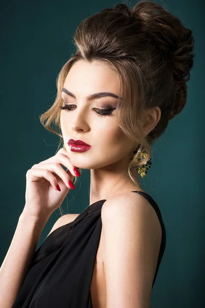 Retrato Mulher Bonita Com Penteado Vestido Preto Elegante Fundo Parede — Fotografia de Stock