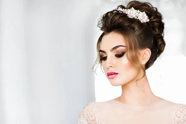 Retrato Mulher Moda Com Penteado Vestido Bonito — Fotografia de Stock