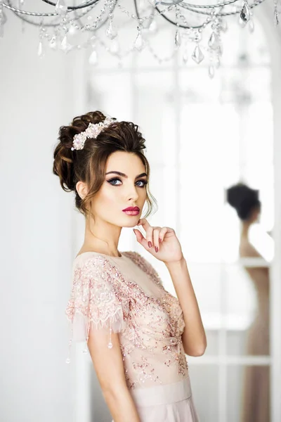 美しいドレスの髪型とファッション女性のポートレート — ストック写真