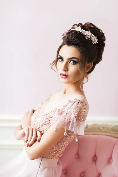 Mulher Bonita Com Penteado Vestido Rosa Elegante Quarto Vintage — Fotografia de Stock