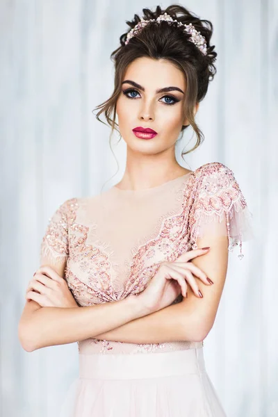 güzel gelin saç modeli şık elbise ile