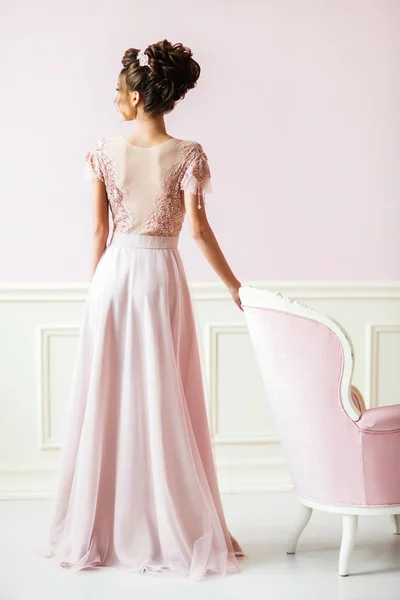 Beautiful Woman Hairstyle Elegant Pink Dress Vintage Room — Stock Photo, Image