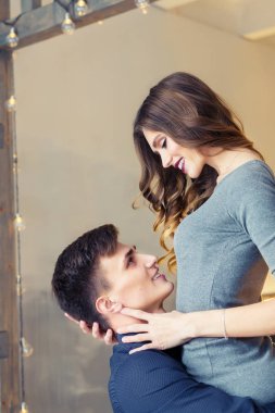 genç adam Noel ışıkları ile oda arkadaşı ayakta yukarı kaldırma