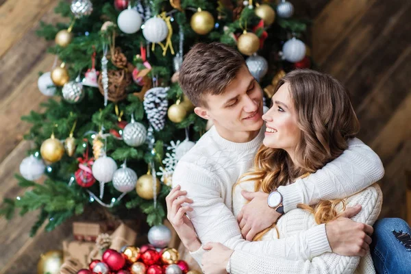Bonito Homem Abraçando Bonita Mulher Com Decorado Árvore Natal Fundo — Fotografia de Stock