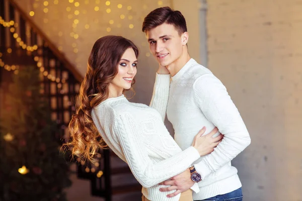 Genç çift aşık sarılma portresi