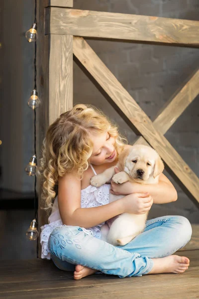 Linda Niña Abrazando Adorable Cachorro Sentado Piso Madera — Foto de Stock