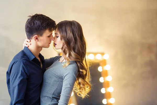 Jovem Homem Bonito Abraçando Sua Bela Mulher Quarto Com Espelho — Fotografia de Stock