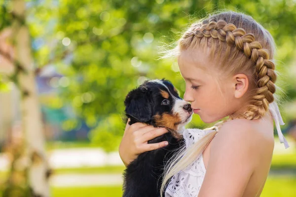 Cute Little Girl Hugging Adorable Puppy Posing Green Garden — Stock Photo, Image