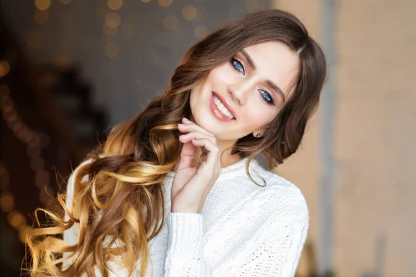 Joven Hermosa Mujer Suéter Blanco Posando Habitación Con Luces Doradas —  Fotos de Stock