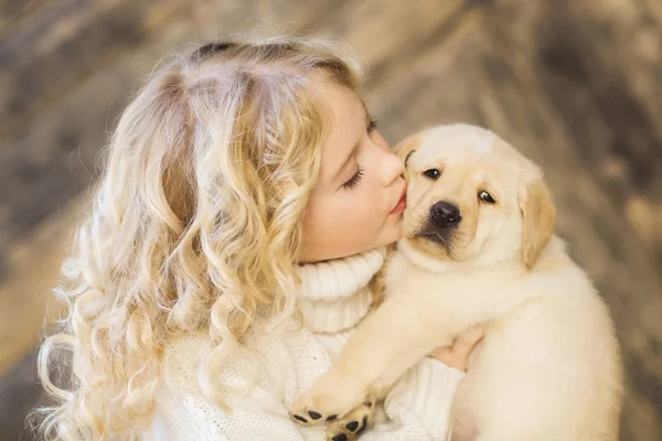 Linda Niña Suéter Lana Blanca Posando Abrazos Besos Adorable Cachorro —  Fotos de Stock