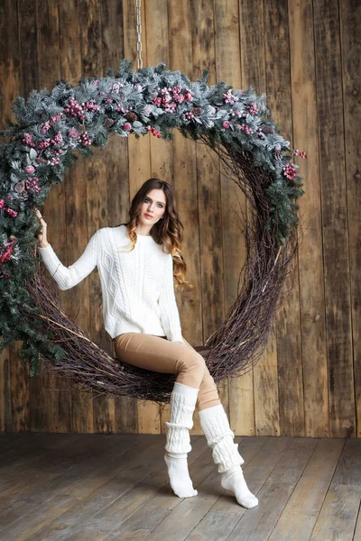 Young Brunette Woman Sitting Decorative Christmas Wreath — Stock Photo, Image